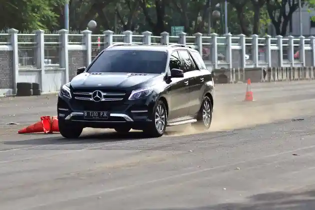 Foto - Intip Keseruan Paspampres Berlatih Pakai Mercedes-Benz (10 Foto)