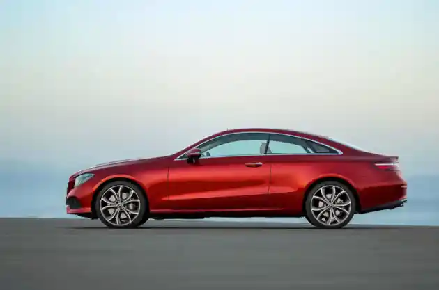 Foto - Mercedes-Benz Resmi Perkenalkan Generasi Terbaru E-Class Coupe