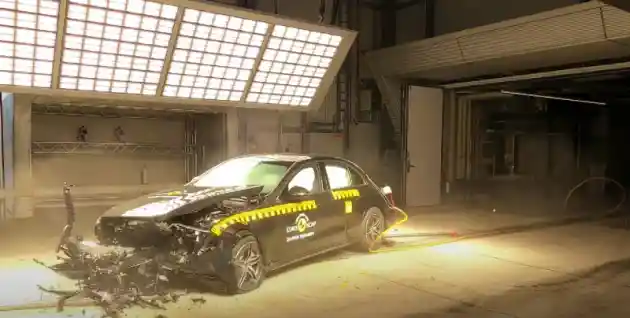 Foto - VIDEO: Crash Test Mercedes-Benz E-Class W214