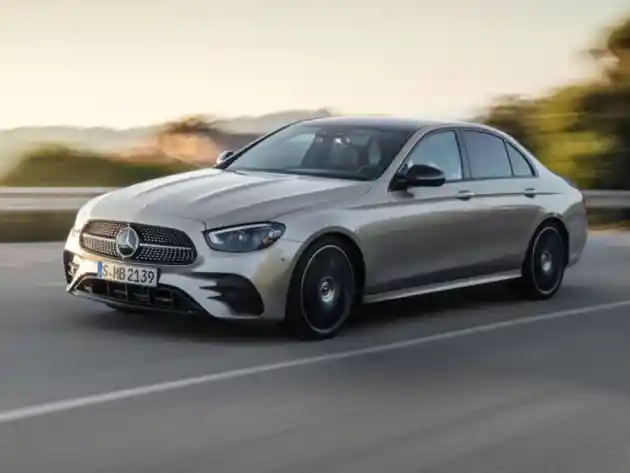 Foto - Mercedes-Benz E-Class 2021 Tinggalkan Identitas Lawas