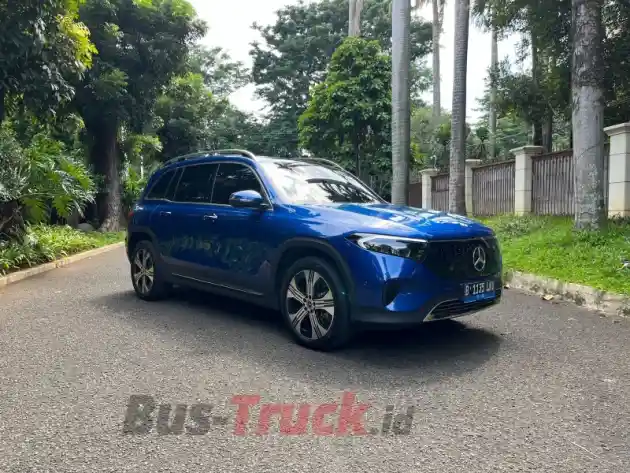 Foto - Holiday In Style 2024: Mercedes-Benz EQB 250+ Teman Terbaik Berlibur Di Dalam Kota