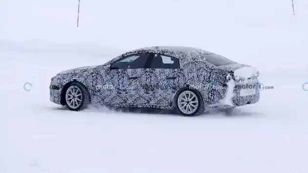 Foto - SPY SHOT: Mercedes-EQ EQA Electric Sedan