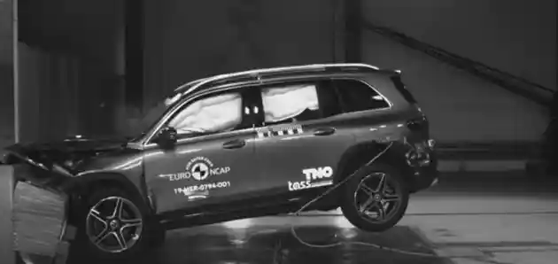 Foto - VIDEO: Crash Test Mercedes-Benz EQB (Euro NCAP)