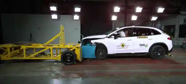 Foto - VIDEO: Crash Test Mercedes-EQ EQE SUV (Euro NCAP)