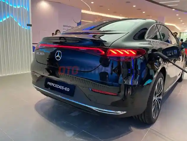 Foto - Kecelakaan Mercedes-Benz EQE Disebabkan Fitur Canggih?