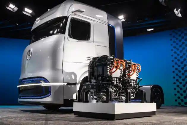 Foto - Mercedes-Benz GenH2 Truk Hidrogen Fuel-Cell, Siap Masuk Lini Produksi