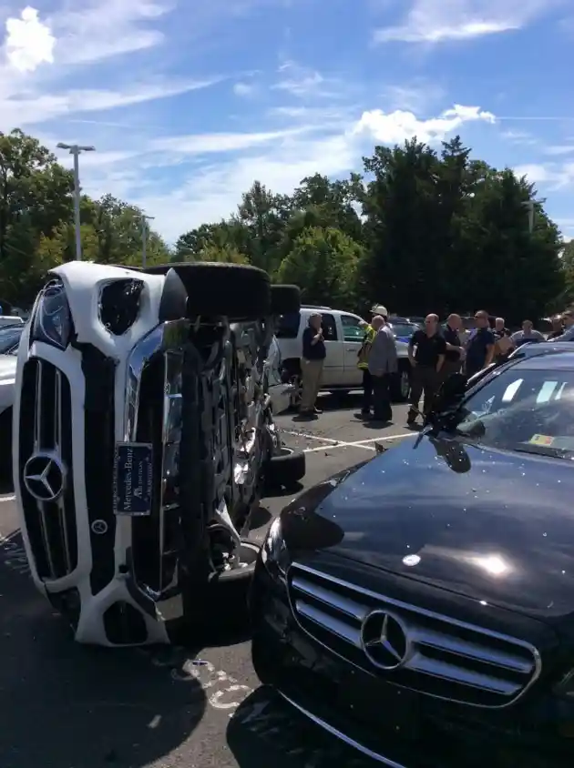 Foto - Konsumen Salah Injak Pedal, Unit Test Drive Mercedes-Benz GLE 400 Terguling (4 Foto)