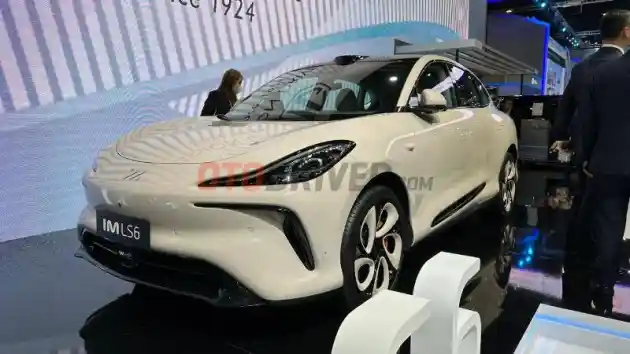 Foto - MG Perkenalkan 2 Mobil Listrik Berperforma Buas Ini Di Thailand Auto Expo 2023