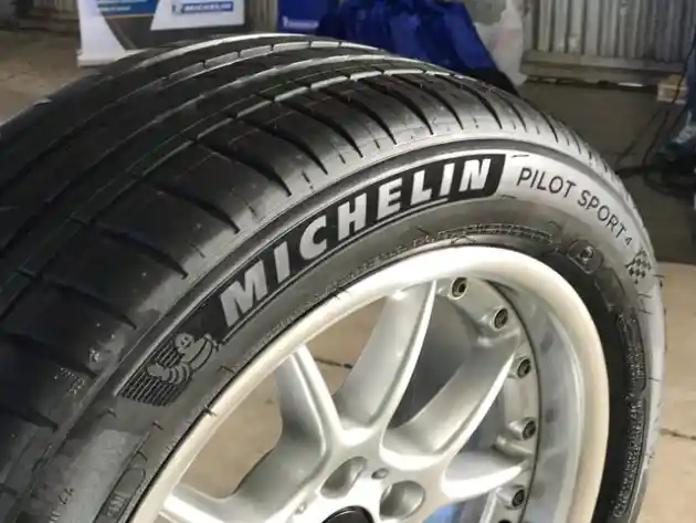 Foto - Michelin Luncurkan Pilot Sport 4, Ban Untuk Yang Gemar Ngebut