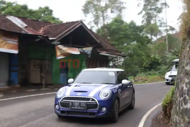 Foto - FIRST DRIVE: MINI Cooper S 3-Door 2019