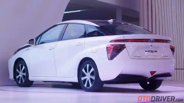 Foto - Toyota Mirai Punya Potensi Bahaya Saat Pedal Gas Diinjak, Kini Direcall