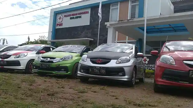 Foto - KOMUNITAS: Honda Brio Club Indonesia Ajak Berbagai Komunitas Donor Darah