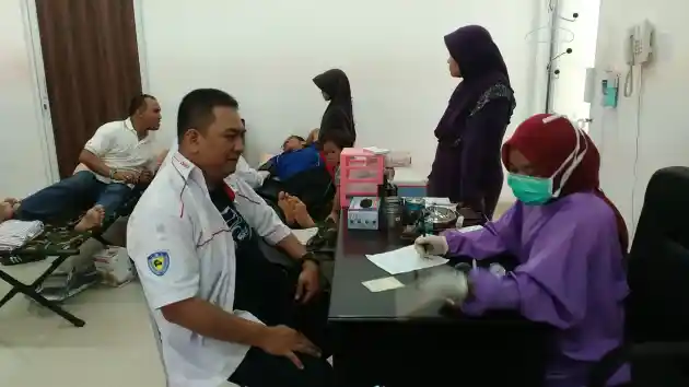 Foto - KOMUNITAS: Honda Brio Club Indonesia Ajak Berbagai Komunitas Donor Darah