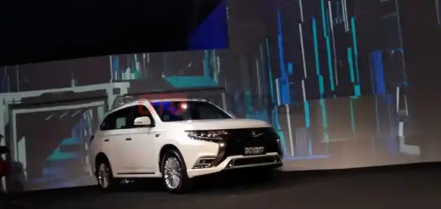 Foto - Eclipse Cross dan Outlander PHEV Resmi Muncul