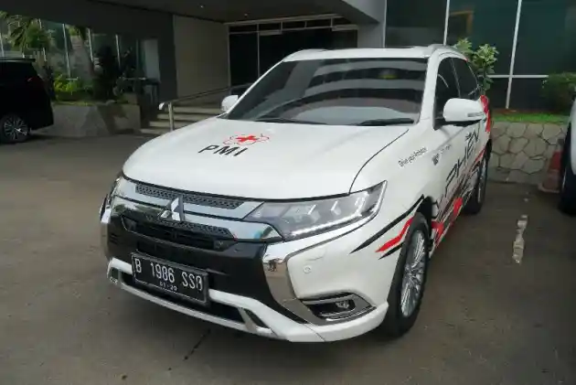 Foto - Outlander PHEV dan Bencana Alam