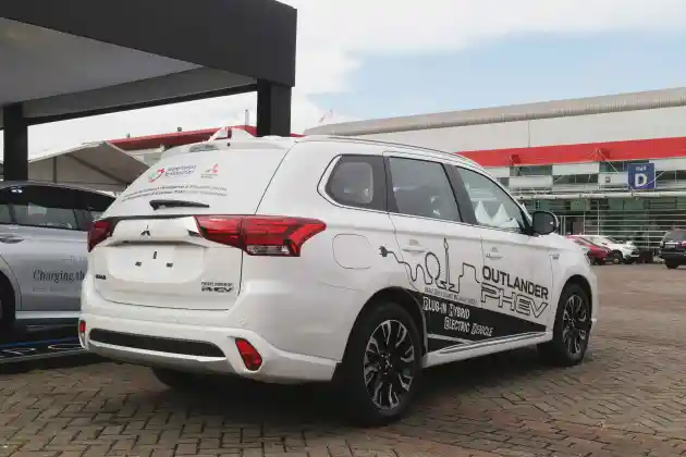 Foto - Kupas Tuntas Mesin Mitsubishi Outlander PHEV yang Bisa Suplai Listrik Rumah