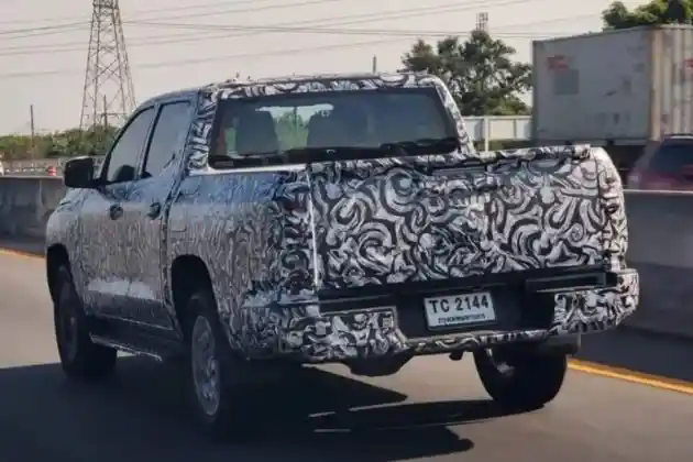 Foto - Mitsubishi Triton Generasi Mendatang Bersaudara Dengan Nissan Navara