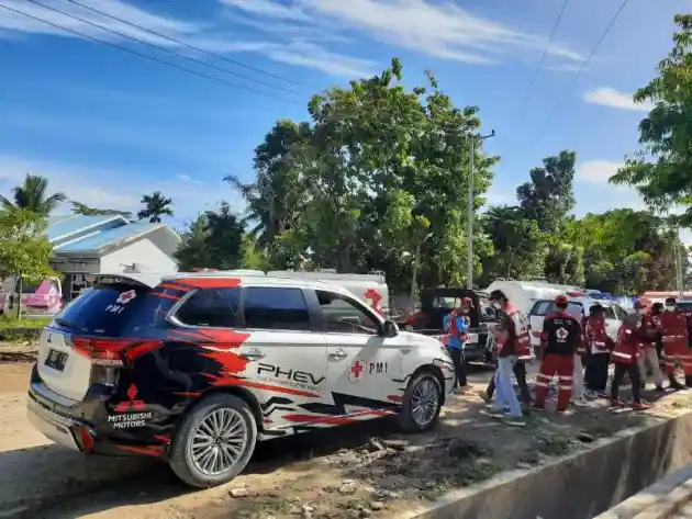 Foto - Mitsubishi Andalkan Triton Untuk Bantu Evakuasi Bencana di Sulawesi Barat