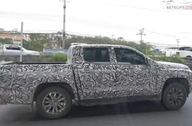 Foto - SPY SHOT: Mitsubishi Triton Generasi Terbaru