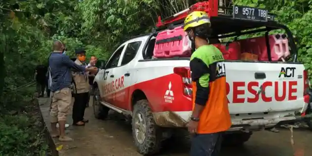 Foto - Mitsubishi Andalkan Triton Untuk Bantu Evakuasi Bencana di Sulawesi Barat