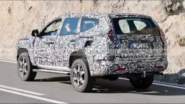 Foto - Prototipe Next Gen Mitsubishi Pajero Sport Tertangkap Kamera. Pakai Wajah All New Triton