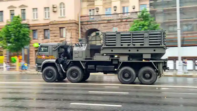 Foto - Jajaran Truk Militer Rusia Jadi Daya Tarik VE Day Di Moscow