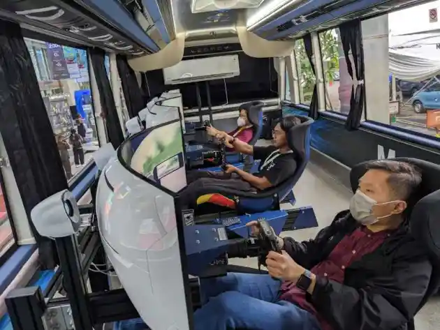 Foto - Simulator Mobil F1 Hadir Di Sebuah Bis Yang Ada DI GJAW 2023
