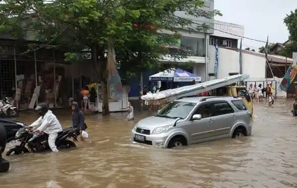 Foto - Banjir Mengancam Jakarta. Ingat,Mobil Bukan Perahu