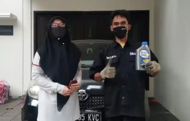 Foto - Mobil Lubricants Jemput Bola Lakukan Ganti Oli Di rumah Konsumen