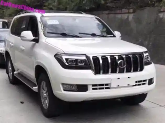 Foto - Mobil Tiongkok Mirip Land Cruiser Usung Mesin V8