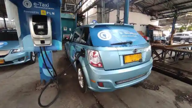 Foto - Bluebird Jual 25 Mobil Listrik BYD E6