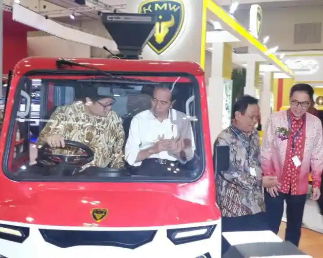 Foto - Meluncur di GIIAS 2018, Joko Widodo Sambut Baik Mobil Pedesaan