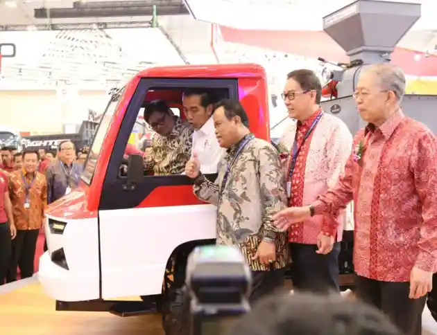 Foto - Meluncur di GIIAS 2018, Joko Widodo Sambut Baik Mobil Pedesaan