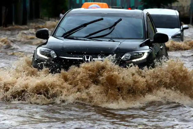 Foto - Konsekuensi Nekat Terjang Banjir Pakai Mobil