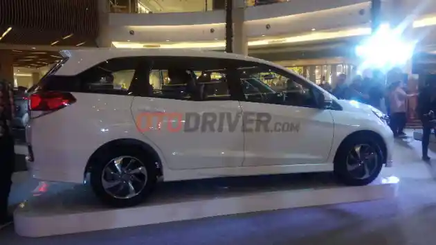 Foto - Perbandingan Harga Mobilio Facelift dengan All New Livina