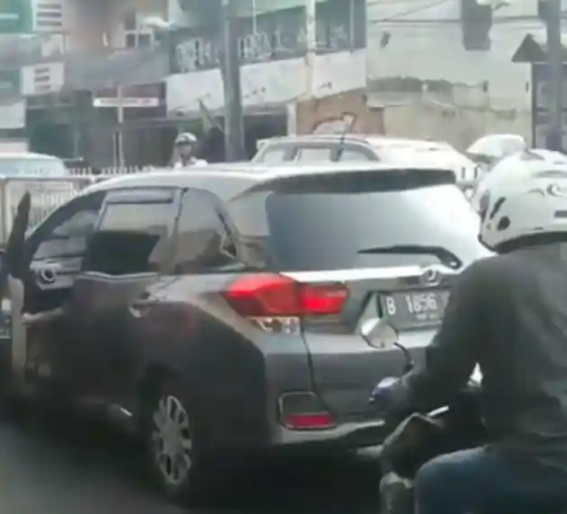 Foto - Kronologi Polisi "Hinggap" di Kap Mesin Mobilio yang Kabur