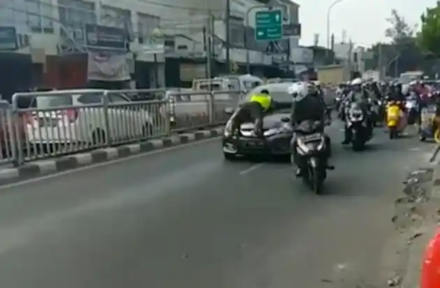 Foto - Kronologi Polisi "Hinggap" di Kap Mesin Mobilio yang Kabur