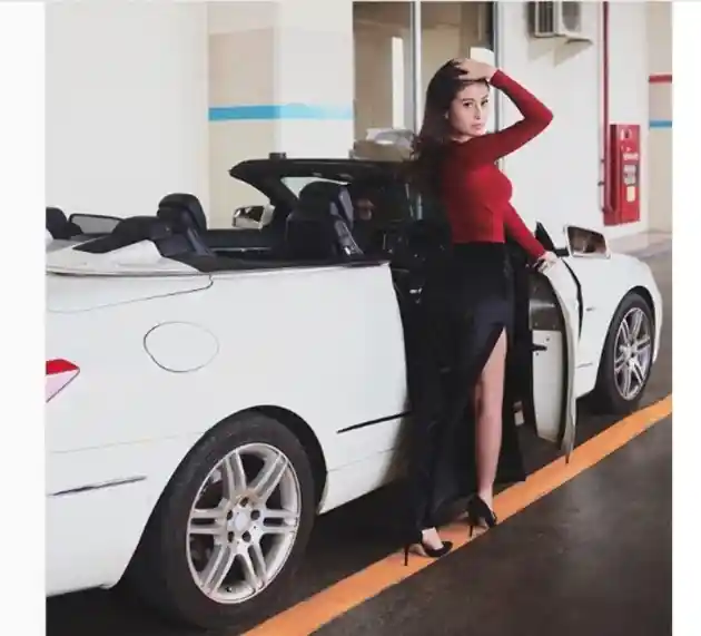 Foto - Awkarin Tutup Instagram? Ini Kenangannya Dengan E-Class Cabriolet