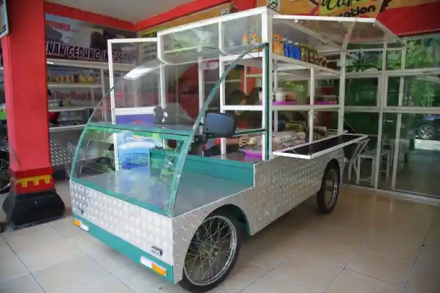 Foto - Mobil Listrik di Madiun Dipakai Buat Jual Pecel