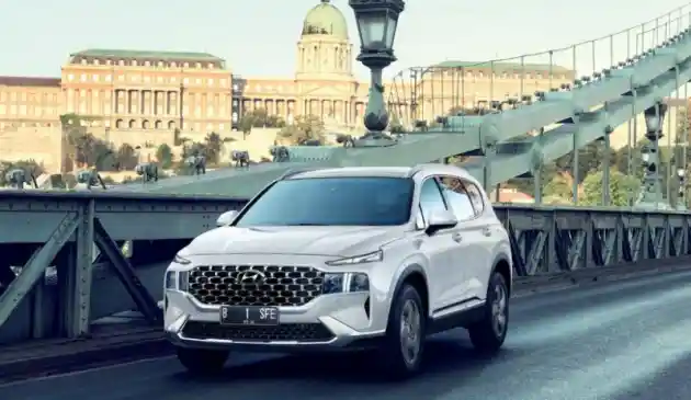 Foto - Hyundai New Santa Fe Punya Modal Besar Tantang SUV Jepang