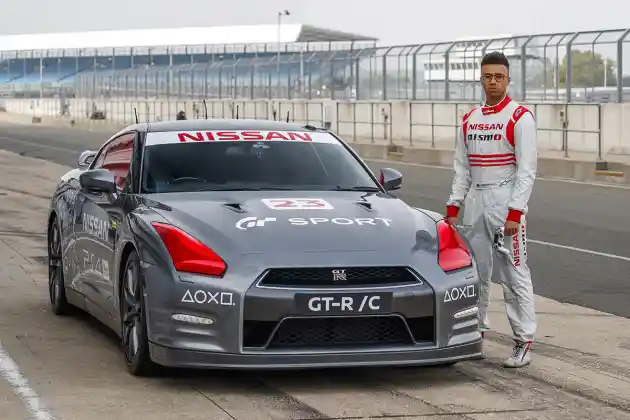 Foto - VIDEO: Nissan GT-R Ini Bisa Melesat Dengan Kendali Stik Konsol Game!