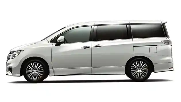 Foto - Nissan Elgrand Tak Punya Ban Serep, Dianggap Melanggar Hukum Oleh Konsumen