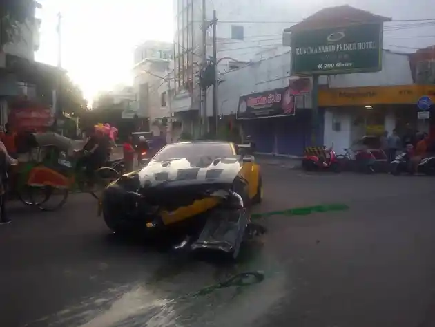 Foto - Seperti Ini Wujud Nissan GT-R Setelah Hantam Pembatas Jalan di Solo (7 FOTO)