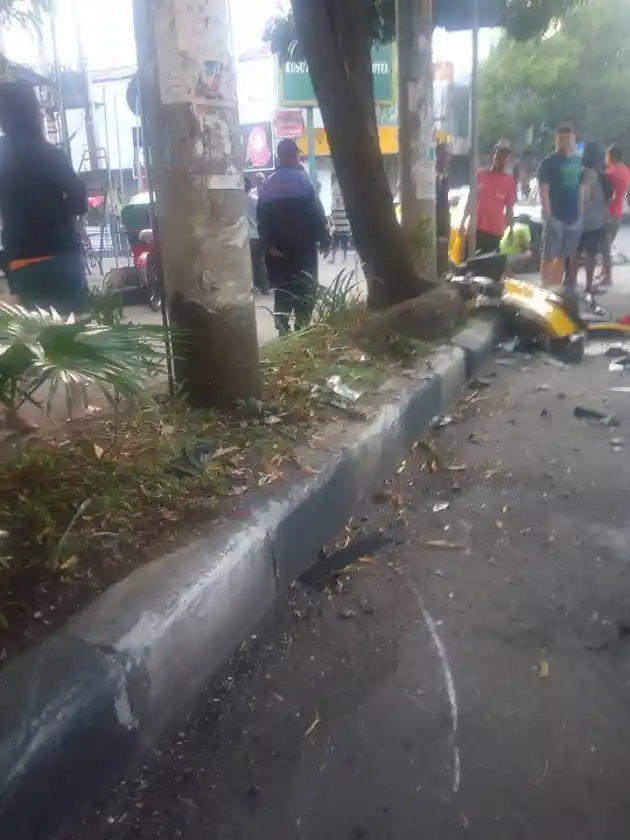 Foto - Seperti Ini Wujud Nissan GT-R Setelah Hantam Pembatas Jalan di Solo (7 FOTO)