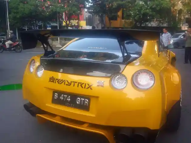 Foto - Seperti Ini Wujud Nissan GT-R Setelah Hantam Pembatas Jalan di Solo (7 FOTO)