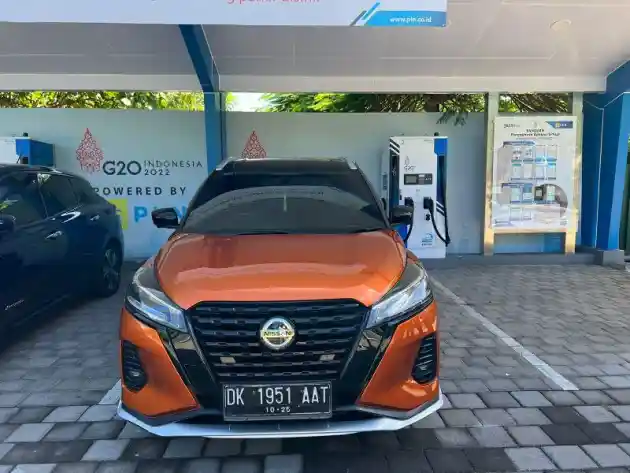 Foto - Nissan Hadiahi Customer Apurva Kempinski Pengalaman Mencoba Mobil Listrik di Bali