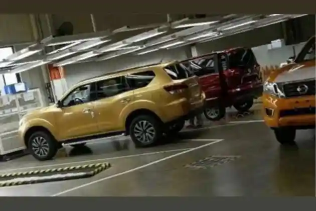 Foto - SPY SHOT: Nissan Navara Versi SUV Sedang Parkir