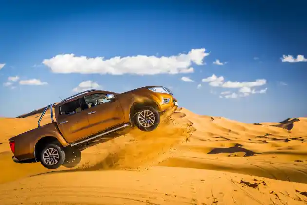 Foto - Nissan Navara Uji Performa di Gurun Sahara