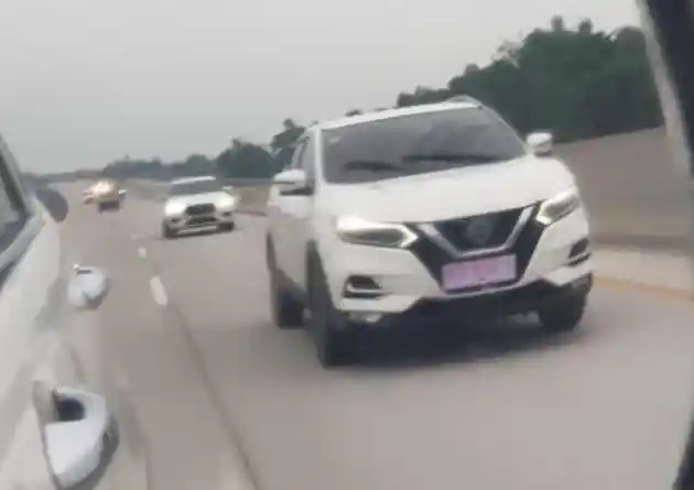 Foto - Nissan Qashqai Kepergok Uji Jalan di Surabaya