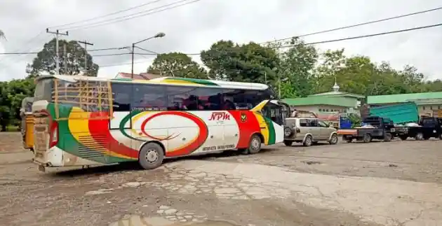 Foto - Aksi Pelemparan Batu Makin Gawat! Kini Korbannya 10 Bus